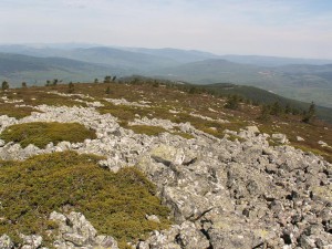 Výhľad na severozápad, zasnežené vrcholky sú vo výške okolo 2100-2200 m.n.m.