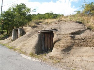 Pivnice v Hrušove vyhĺbené v pieskovci. 