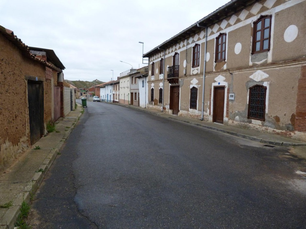Pivnice a hlavná ulica v dedine Ardón, kde sme nocovali.