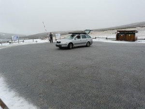 Zľadovatelá cesta. Auto si poradilo i s letnými gumami.