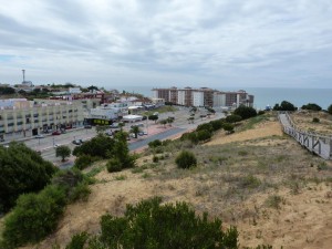 Západný okraj mesta Torre de la Higuera s veľkou piesočnou dunou. 