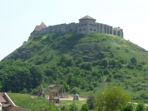 Hrad v meste Sümeg. V štrkovom lome pod ním behali jašterice zelené ( Lacerta viridis ).