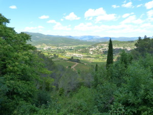 Mestečko Saint-Pons-de-Thomieres na východnom okraji pohoria Montagne Noire. 30.05.2015, 14:20 hod