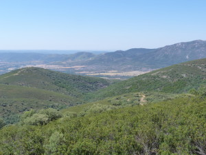 Pohľad na juh z križovatky, 1136 m.n.m., na Casa del Ricón, 05.06.2015, 12:00 hod.