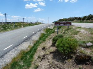 Priesmyk Puerto de la Peňa Negra, 1909 m.n.m., pohorie Sierra de Villafranca, 06.06.2015, 14:31 hod.