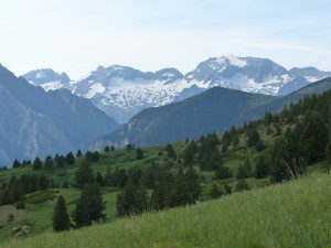 Hrebene Pyrenejí viditeľné z lyžiarského areálu, 09.06.2015, 18:39 hod.