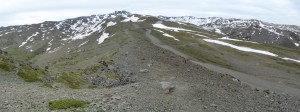 Špička v diaľke uprostred, hora Pico de Veleta, 3392 m.n.m., Sierra Nevada, 24.05.2019, 08:52 hod.