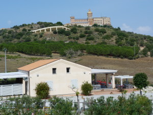 Kostol Santuario Madonna del Tindari z diaľky.