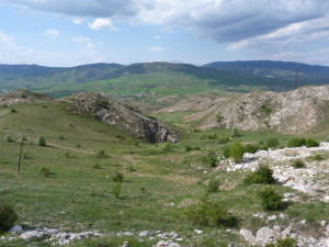 Vápencová krajina severne Adamfaki, veľmi vhodná pre scinky. 