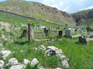 Cintorín v Adamfaki, staré hroby sú iba nahromadené kamene.