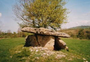 Dolmen 120 km južne Le Puy v katastru dediny Buzeins, 5 km za Sévérac. V západnej Európe sú dolmeny častou prehistorickou stavbou, 05.05.2002. 