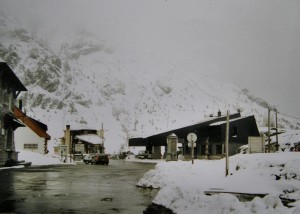 Hraničná budova a pohľad do Španielska, Somport 1632 m.n.m., 06.05.2002