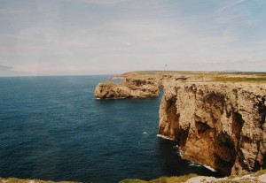 Cabo de Sao Vicente, pohľad na sever. Na ulici pred majákom je malá tržnica, 12.05.2002.