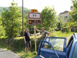 Dedina PY. Názov mi pripomíná, že ho museli založiť emigrantky z Čiech. Podľa toho, ako sa chlapci pevne držia stĺpu, asi mám pravdu. Vľavo Bohouš, vpravo Radek.