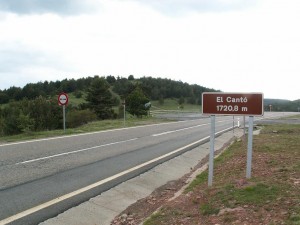 Horský prechod El Cantó 1720,8 m.n.m. Uprostred Pyrenejí je v tejto nadmorskej výške iba zvlnená krajina.