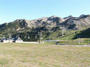 V pozadí zvláštne oblé kopce, na sever od prechodu  Port de la Bonaigua, 2072 m.n.m. Myslel som si, že tu nájdem jašterice Iberolaceta aranica. Toto miesto bolo ale ráno úplne bez plazov. Iba v jednej mláke plávali žubrienky žiab. 