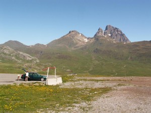 Pohľad na horu Pic du Midi d´Ossau 2884 m.n.m. z parkoviska v priesmyku.