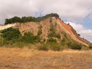 Vrchol kameňolomu pri hrade Szanda. Kameň sa ťažil nielen odkopávaním kopca ale i do hĺbky. Foto 18.07.2010.