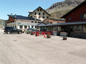 Obchody a reštaurácie v priesmyku Col du Portillon 1794 m.n.m. , je tu bezcolná zóna...