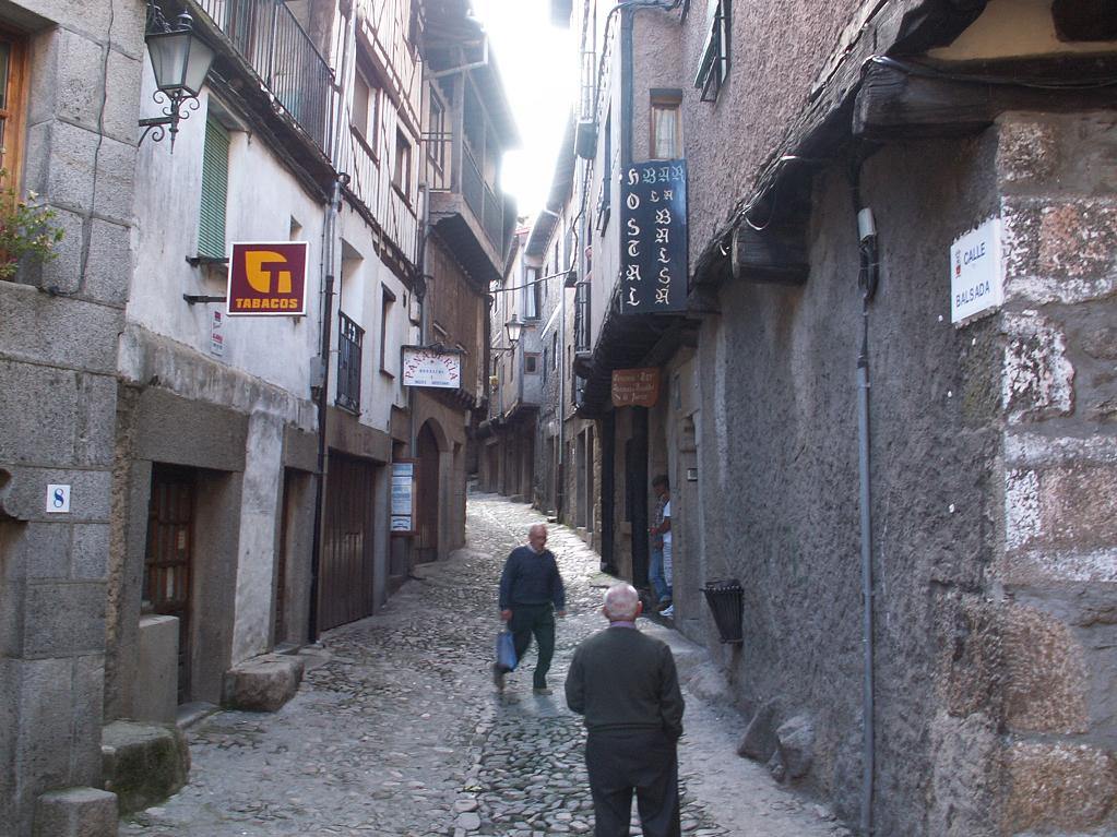 La Alberca, jedna z úzkých uličiek s obchodmi.