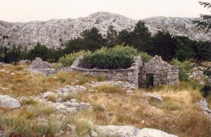 Opustené domy po zemetrasení v roku 1962, Biokovo 17.9.2004.