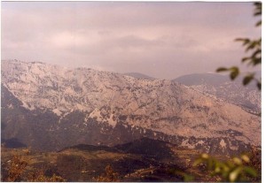 ..hlboké údolie asi 15 km západne LANUSEI, ukážka členitosti ostrova. 4.5.1995..